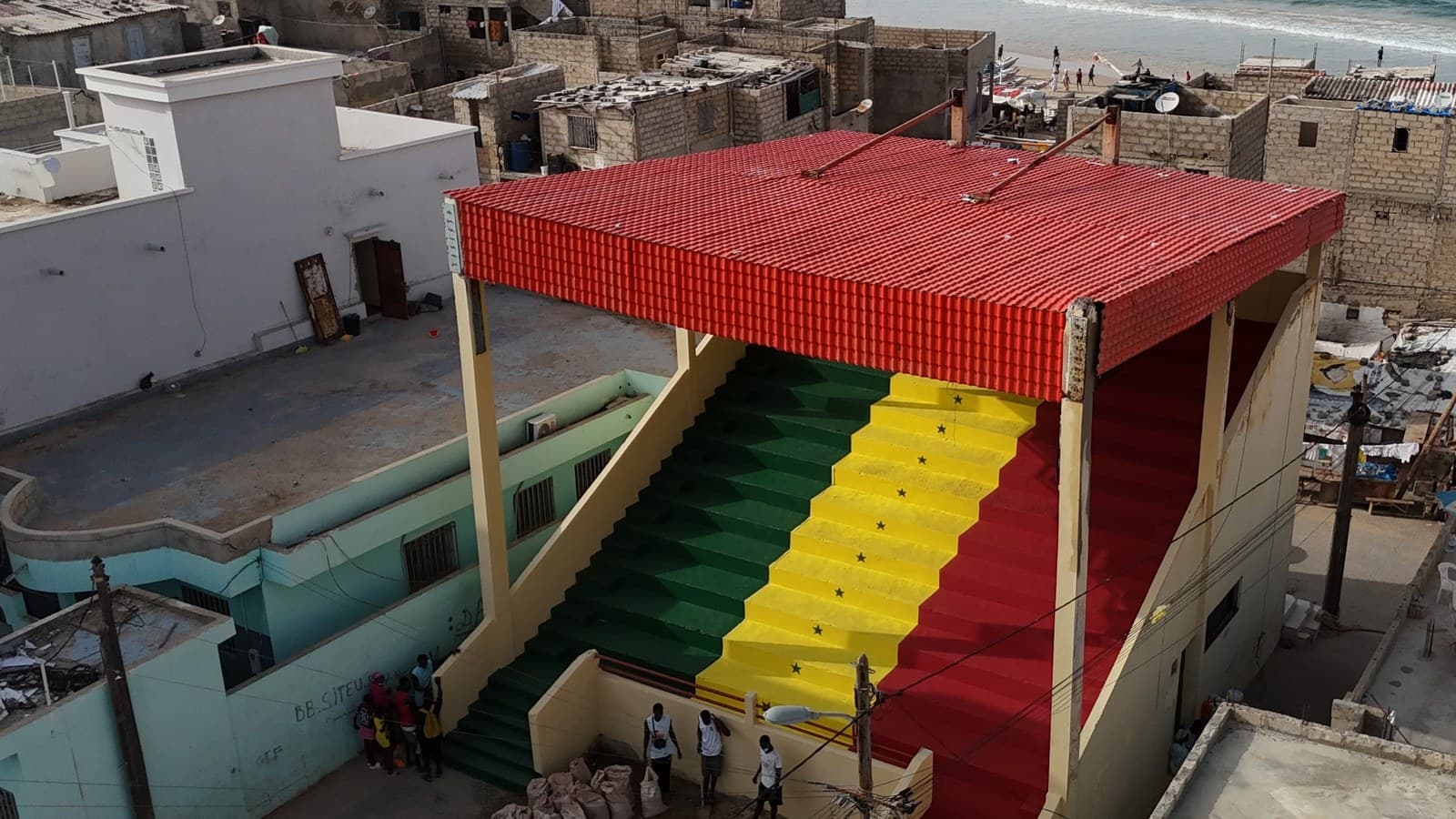 La tribune de la Place Ndiéw rénovée, aux couleurs du drapeau sénégalais, face à l'océan